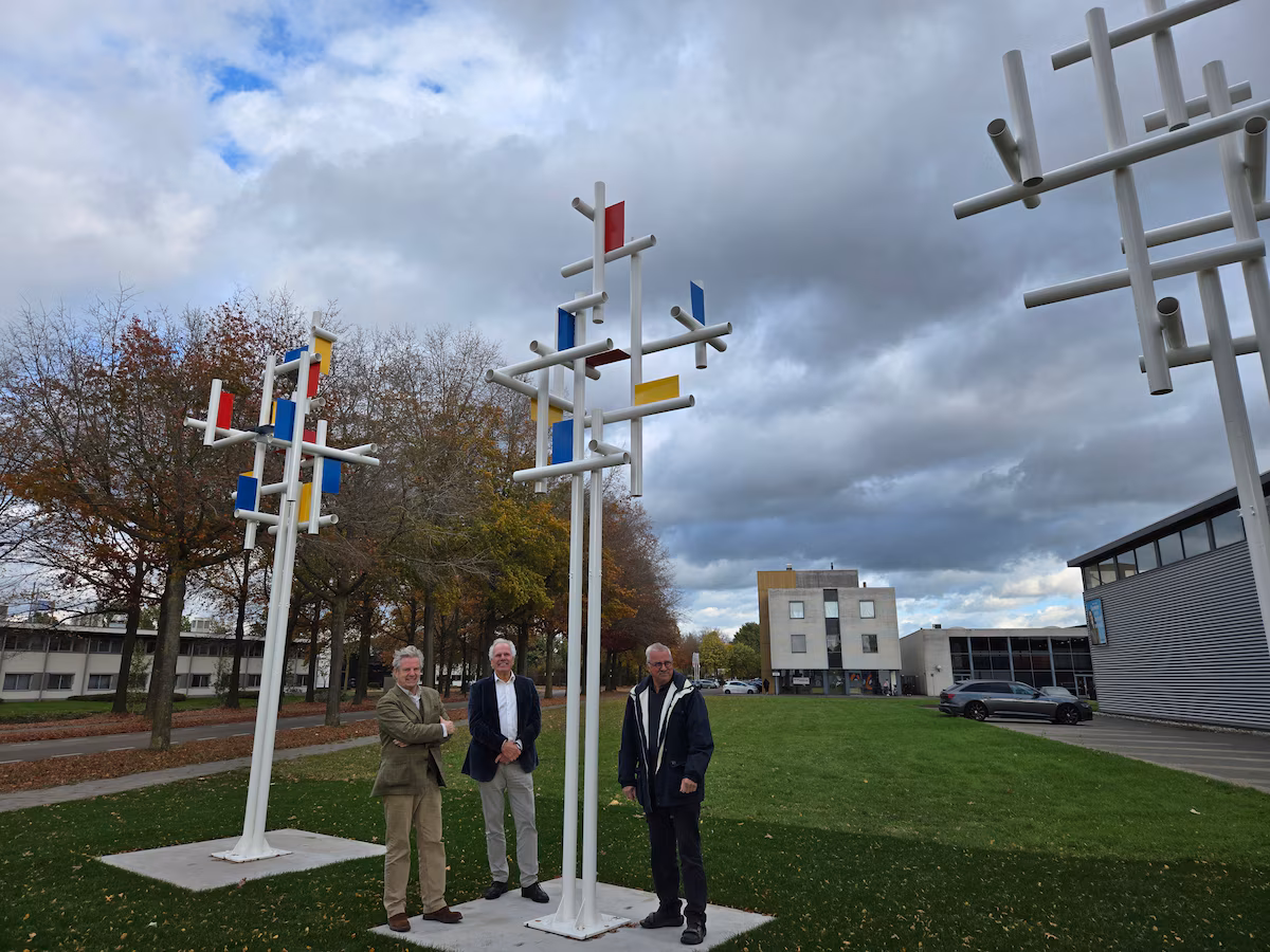 de-bomen-van-toine-manders-links-en-harry-van-beek-rechts-bij-kuijpers-installaties-op-de-automotive-campus-in-helmond-midden-wi