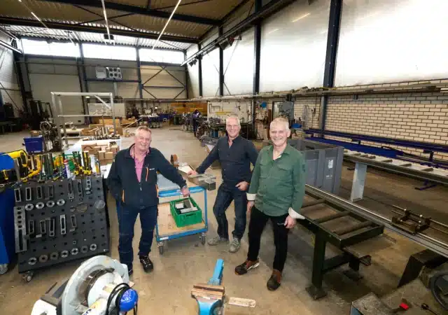 henk-danen-frans-vermeulen-en-hans-verbakel-in-de-werkplaats-van-koninklijke-kuijpers-in-helmond